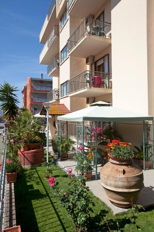 Hotel Corallo アルビニア エクステリア 写真
